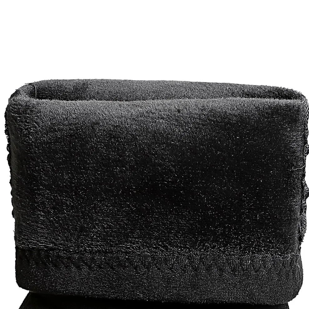 Nahaufnahme des schwarzen elastischen Bündchens mit strukturiertem Strickstoff