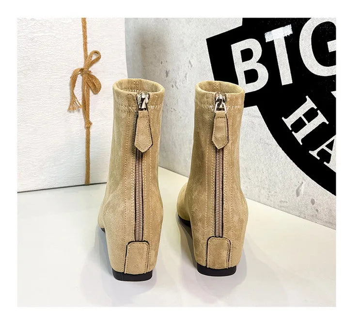 Rückansicht beige Wildlederschnürsenkel-Stiefel: zentraler Rückenreißverschluss mit Lederlaschen und strukturierter Absatz.