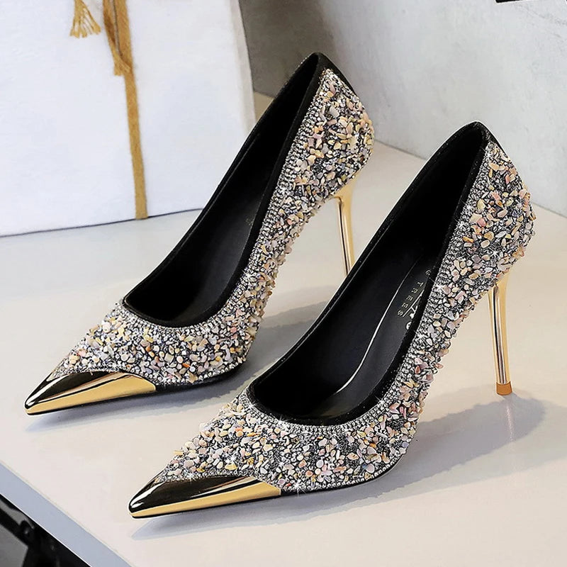 Schwarze Abendpumps mit Silberkristallen und glänzender Goldmetall-Zehenkappe