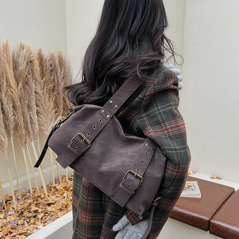 Women's Shoulder Bag Vintage Baguette-Shape PU Leather Zipper Crossbody Bag with Phone Pocket