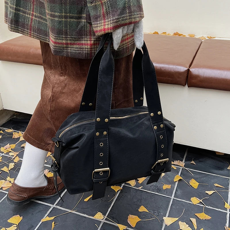 Women's Shoulder Bag Vintage Baguette-Shape PU Leather Zipper Crossbody Bag with Phone Pocket