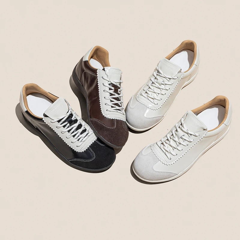Vista cenital radial de zapatillas retro negras, marrones, plateadas y crema mostrando materiales mixtos