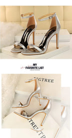 Sandálias stiletto prata metálicas com design moderno de bico aberto, finas alças de tornozelo com fivelas prateadas e salto alto