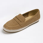 Penny loafer color cammello a vista 3/4 che enfatizza la tracolla centrale tagliata e la cucitura bianca a zig-zag contrastante