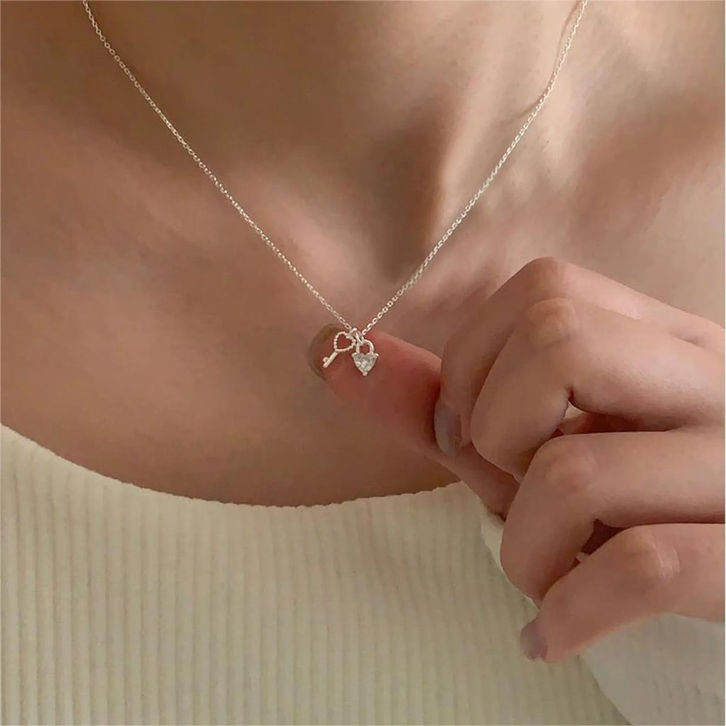 S925 Sterling Silver Unique Key and Heart Pendant Necklace for Women, Sweet and Fresh Pure Silver Collarbone Chain Jewelry