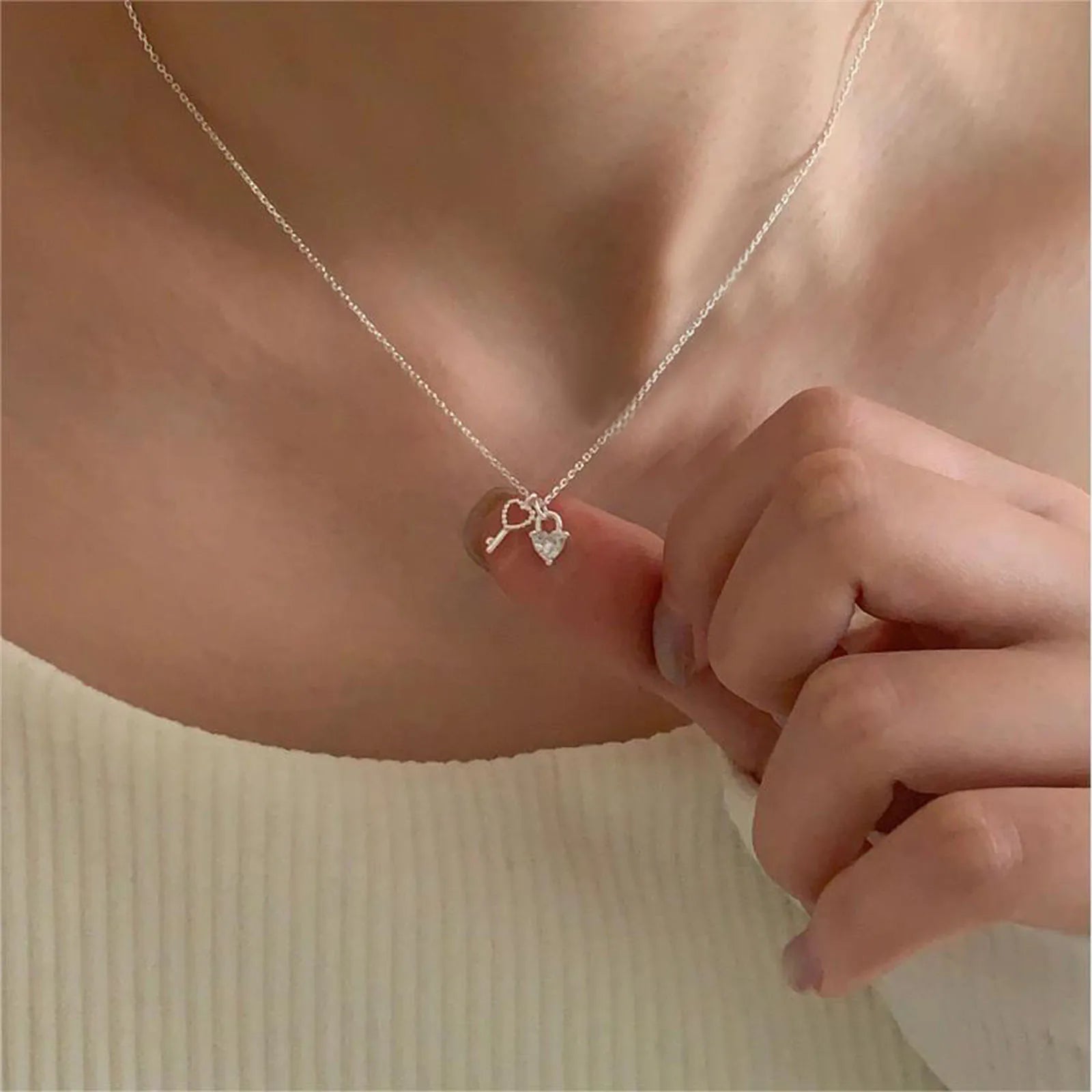 S925 Sterling Silver Unique Key and Heart Pendant Necklace for Women, Sweet and Fresh Pure Silver Collarbone Chain Jewelry