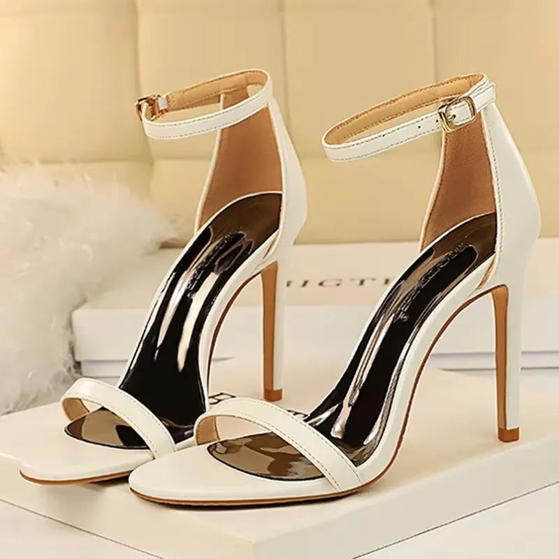 Weiße Stiletto-Sandalen mit Schnallenriemen und Plateau