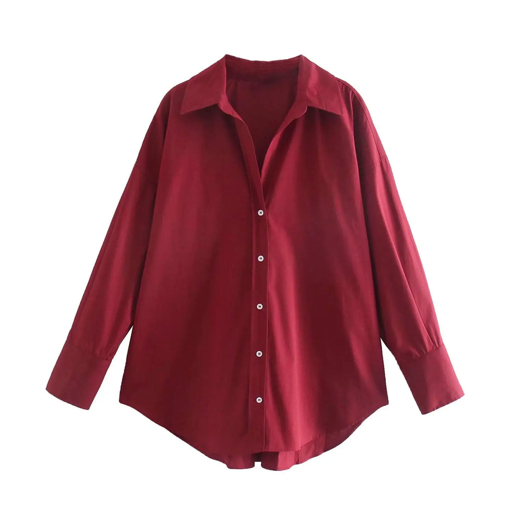 Camicia bottoni rosso borgogna con bottoni bianchi contrastanti e orlo curvo su sfondo unito