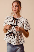 SO ME Textur Gewebtes Top Schleifen-Schößchen Elegant Puff Kurzarm Elfenbein Schwarz
