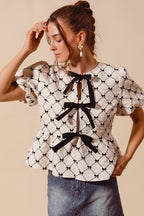 SO ME Textur Gewebtes Top Schleifen-Schößchen Elegant Puff Kurzarm Elfenbein Schwarz