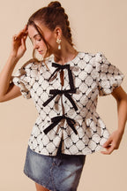 SO ME Textur Gewebtes Top Schleifen-Schößchen Elegant Puff Kurzarm Elfenbein Schwarz