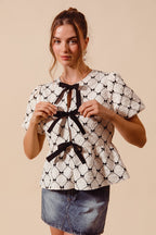SO ME Textur Gewebtes Top Schleifen-Schößchen Elegant Puff Kurzarm Elfenbein Schwarz
