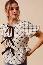 SO ME Textur Gewebtes Top Schleifen-Schößchen Elegant Puff Kurzarm Elfenbein Schwarz