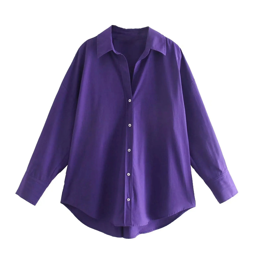 Vista frontale camicia oversize viola scura con vestibilità rilassata, collo appuntito e colore solido minimalista