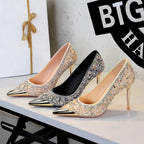 Drei Paare paillettenbesetzte High Heels in Champagner, Schwarz und Cremeweiß mit Goldspitzen