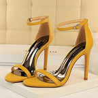 Saltos stiletto amarelo mostarda vibrantes com parte superior brilhante, bico aberto e delicada alça de tornozelo fina