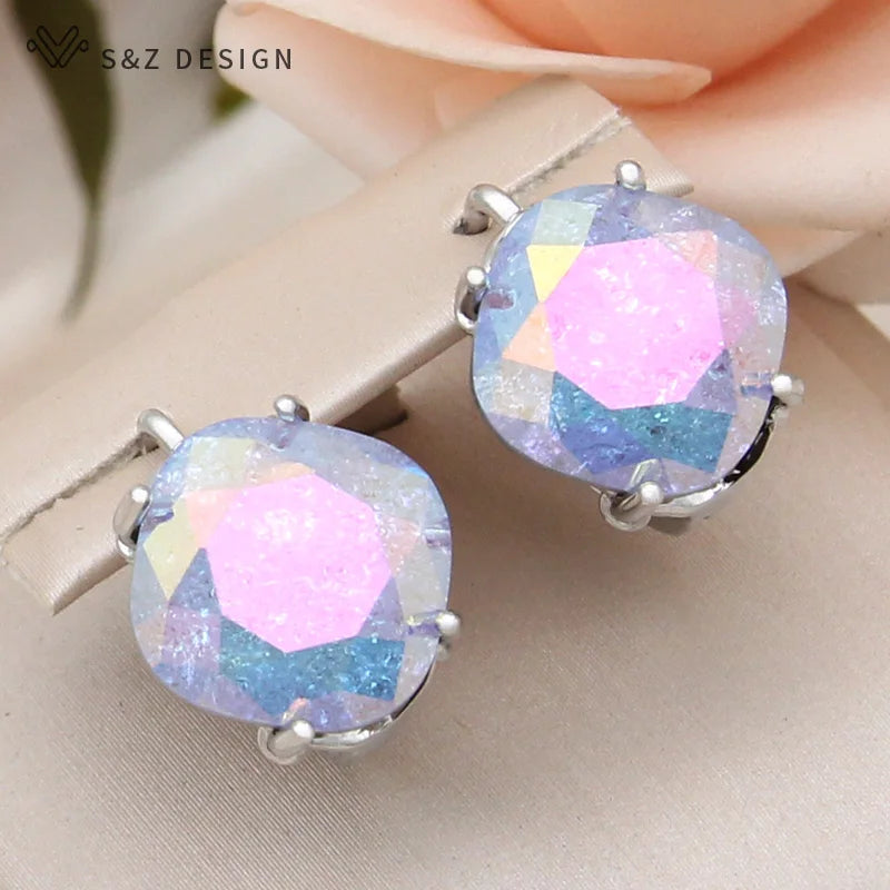 Close-up de brincos quadrados com montagem prateada destacando textura de cristal rachado em tons pastel rosa, azul e violeta