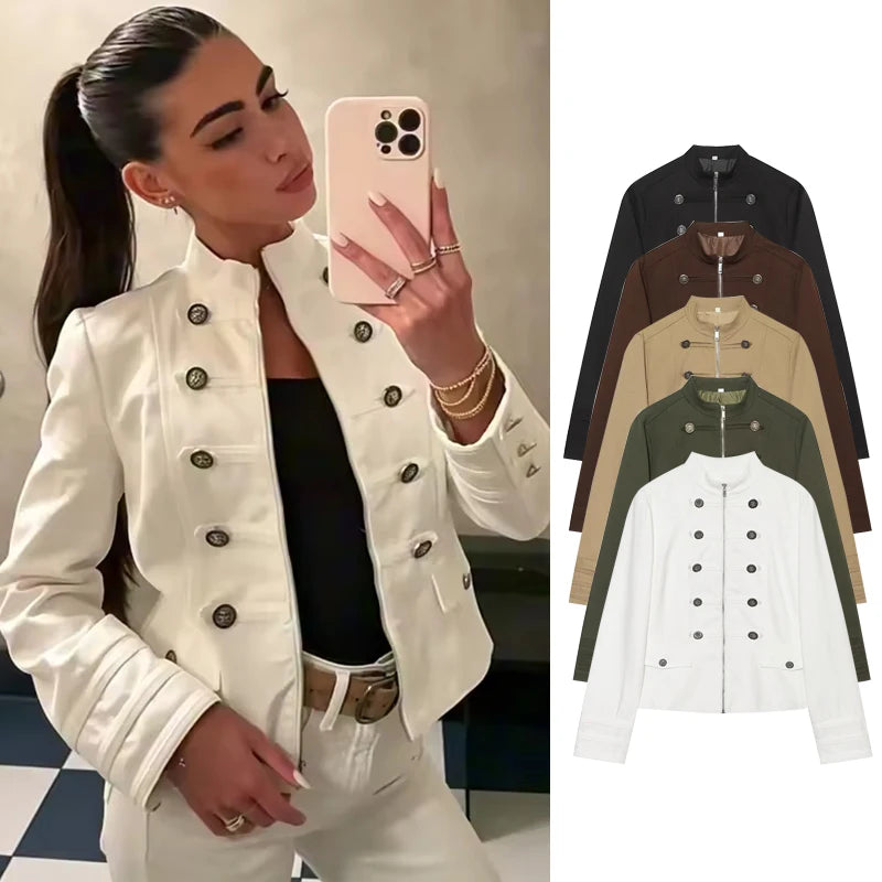 Mulher com jaqueta militar branca tira selfie no espelho ao lado de várias cores: preto, castanho, bege, verde-oliva e branco
