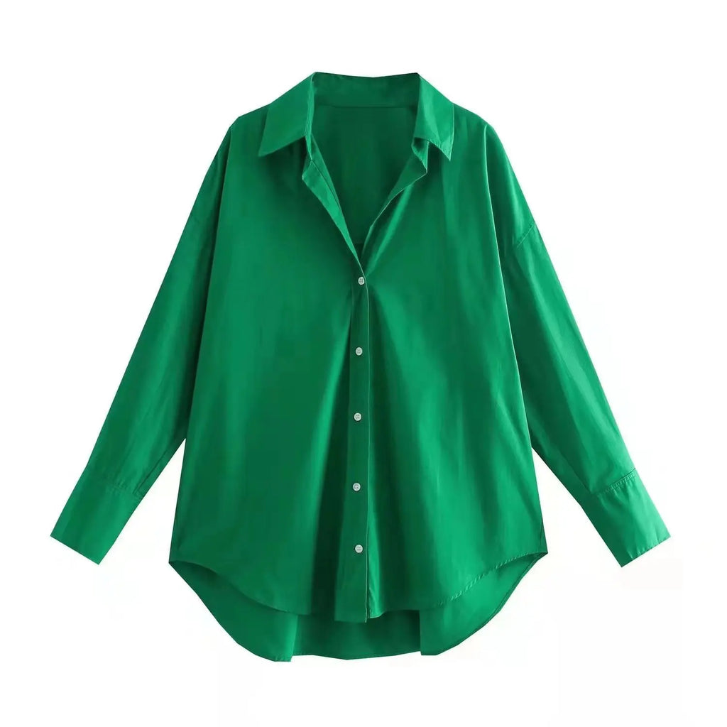 Vista frontale di camicia oversize verde smeraldo con bottoni bianchi e tessuto poplin sintetico liscio