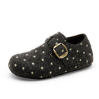 Zapatillas de fieltro gris carbón con lunares blancos, punta redonda y hebilla dorada cuadrada