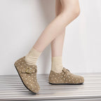 Plano completo de modelo usando zapatos beige con lunares y calcetines crema sobre superficie