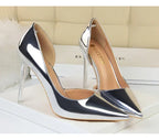Metallische Silber-Pumps mit spitzem Zeh und transparentem Stilettoabsatz auf weißer Oberfläche, goldenes BIGTREE-Logo auf brauner Innensohle