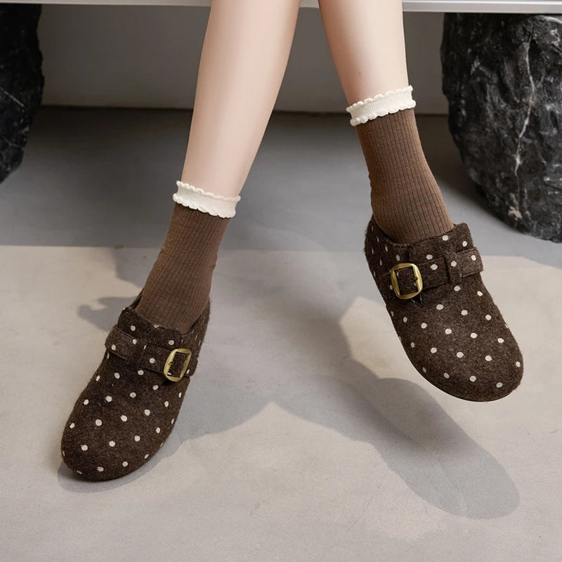 Ángulo dinámico de zapatos planos con lunares en movimiento enfatizando parte superior suave