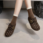 Ángulo dinámico de zapatos planos con lunares en movimiento enfatizando parte superior suave