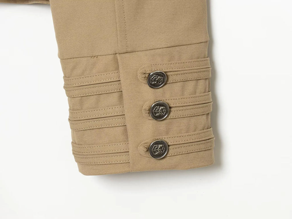 Casaco Feminino Estilo Militar com Fecho e Detalhes de Botões