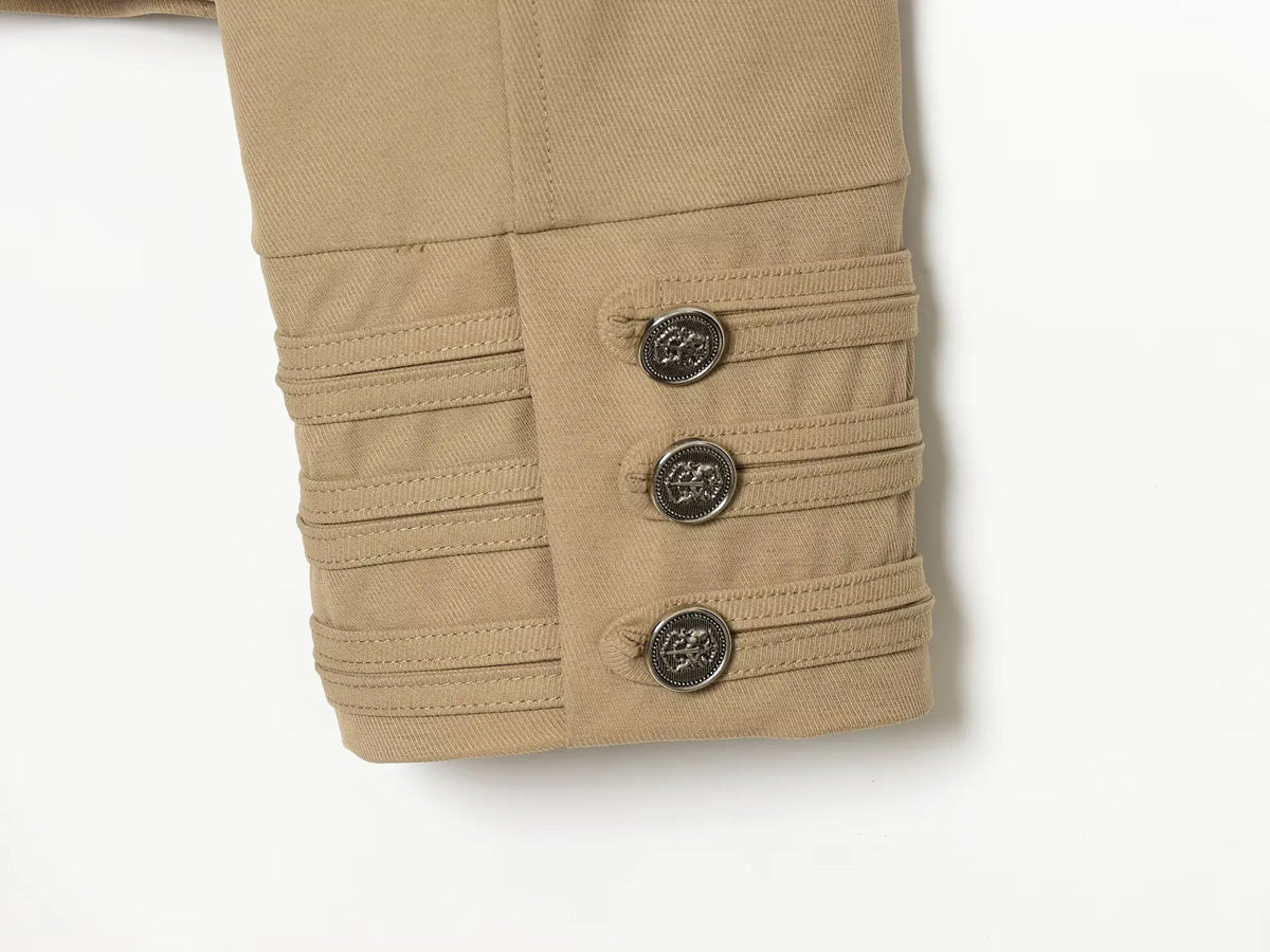 Casaco Feminino Estilo Militar com Fecho e Detalhes de Botões