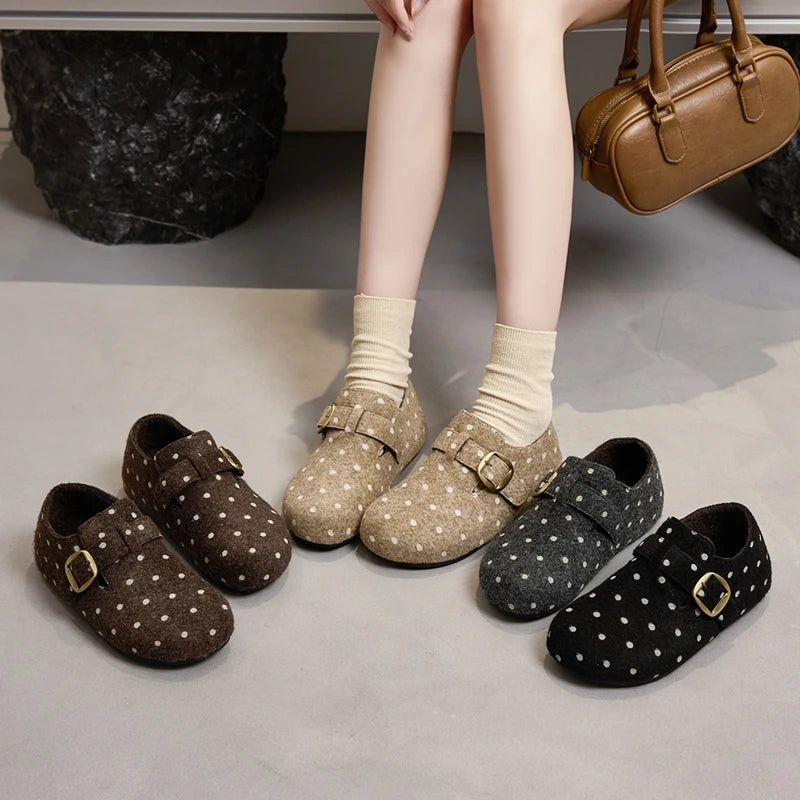 Cuatro variantes de color de zapatos de fieltro con lunares en suelo gris con modelo