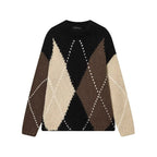 Vista plana do suéter argyle feminino mostrando padrão diamante em preto, castanho e creme com etiqueta INDEFEIR