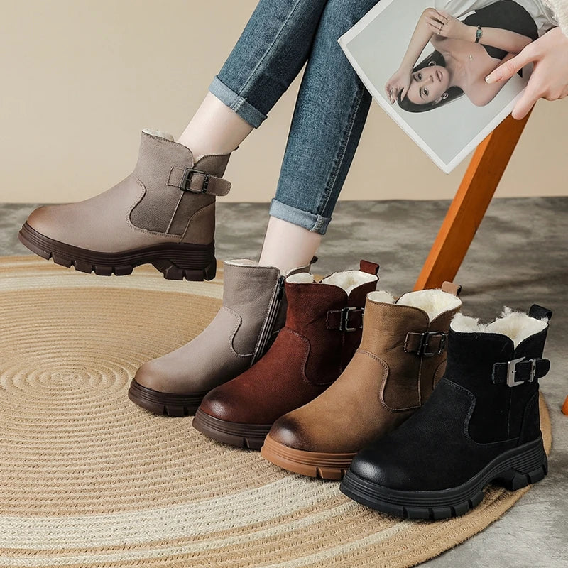 Τέσσερα ζευγάρια ankle boots σε ταούπ, κόκκινο-καφέ, ταούπ και μαύρο, ένα ζευγάρι φορεμένο με περιοδικό
