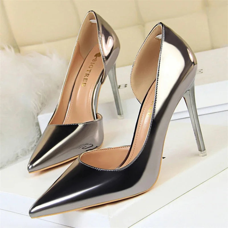 Silberne metallische pointed-toe Pumps auf weißer Box mit Feder-Deko, chromartige Oberfläche, spitzer Zeh und Seitenausschnitt
