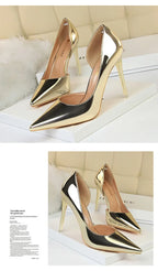 Metallische Gold-Pointed-Toe-Pumps mit hohlem Seitenbereich auf weißer Plattform mit flauschigem Dekor und Magazinseite
