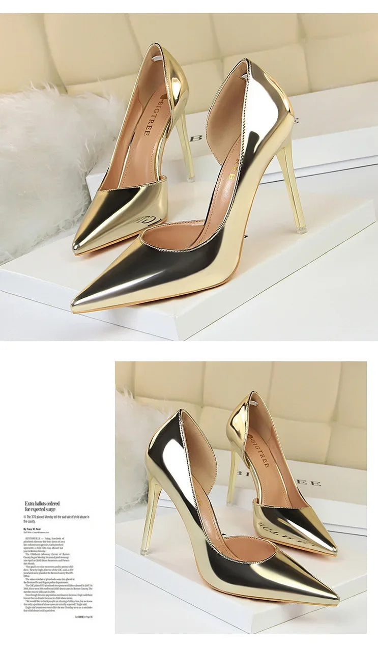 Metallische Gold-Pointed-Toe-Pumps mit hohlem Seitenbereich auf weißer Plattform mit flauschigem Dekor und Magazinseite