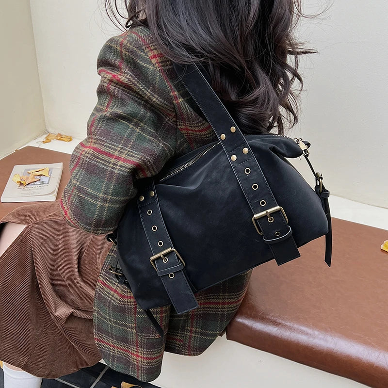 Women's Shoulder Bag Vintage Baguette-Shape PU Leather Zipper Crossbody Bag with Phone Pocket