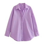 Camicia poplin viola lavanda vista dall'alto che mostra texture sintetica liscia e collo appuntito