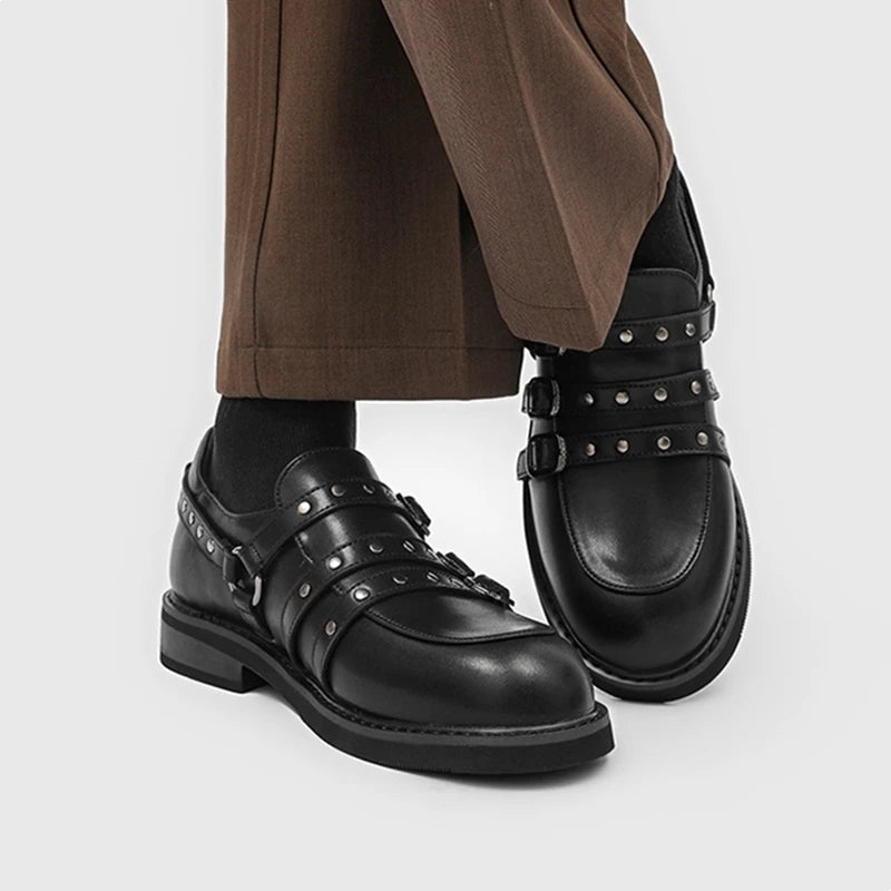 Modin trägt schwarze Doppelschnallen-Loafer mit brauner Hose und schwarzen Socken, zeigt Seitenprofil-Passform