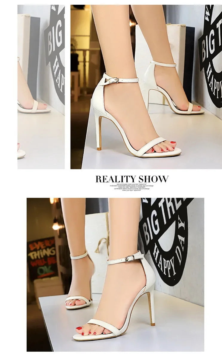 Colagem de fotos lifestyle mostrando modelo usando sandálias stiletto brancas de bico aberto com alças de tornozelo em plataforma