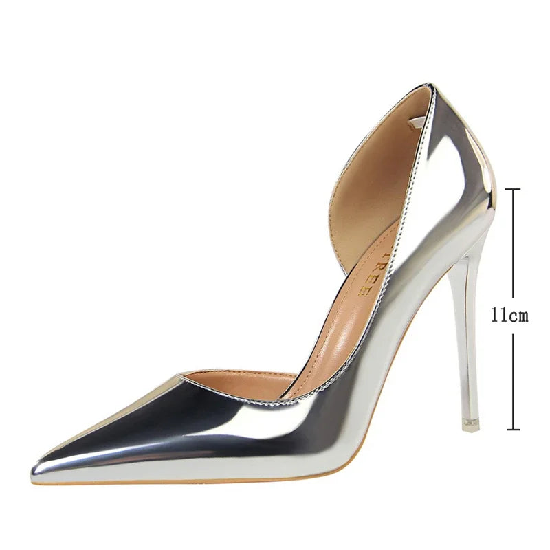Profilansicht silberner Lack-Stöckelschuhe: 11 cm Stilettoabsatz und Innenfuttertext vor weißem Hintergrund