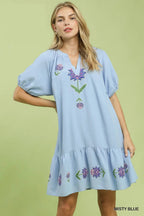 Umgee USA Babydoll-Minikleid bestickt mit Blumen, hellblau, V-Ausschnitt, Rüschen