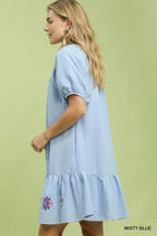 Umgee USA Babydoll-Minikleid bestickt mit Blumen, hellblau, V-Ausschnitt, Rüschen