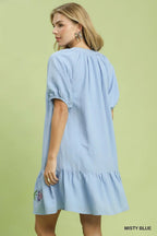 Umgee USA Babydoll-Minikleid bestickt mit Blumen, hellblau, V-Ausschnitt, Rüschen
