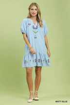Umgee USA Babydoll-Minikleid bestickt mit Blumen, hellblau, V-Ausschnitt, Rüschen