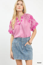 Umgee USA Strukturierte Bluse V-Ausschnitt Blumenstickerei Rosa Rüschenärmel Top