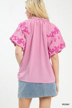 Umgee USA Strukturierte Bluse V-Ausschnitt Blumenstickerei Rosa Rüschenärmel Top