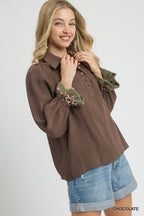 Umgee Bluse Halber Knopfkragen Leopard Besatz Braun Langarm Freizeit-Top
