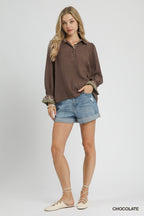 Umgee Bluse Halber Knopfkragen Leopard Besatz Braun Langarm Freizeit-Top