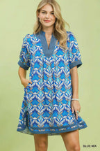 Umgee Baumwoll-Minikleid Blau Blumenmuster Kachelmix V-Ausschnitt Zierleiste Lässiges Kurzarm